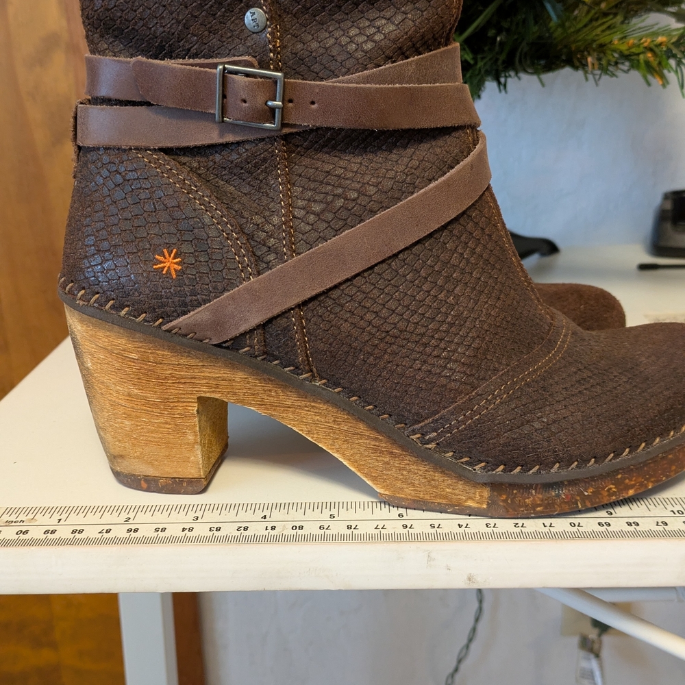 Stylish Brown Textured Heeled Boots - Picture 2 of 7